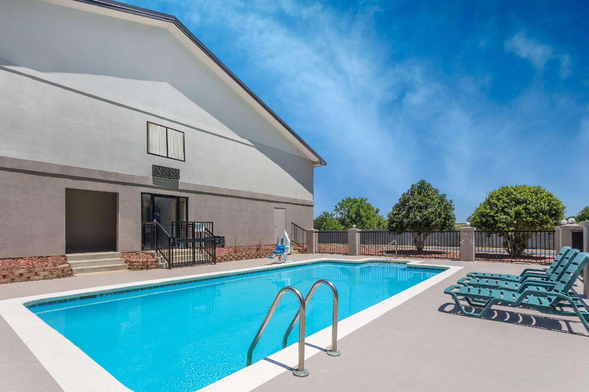 Super 8 By Wyndham Montgomery I-65 Екстер'єр фото